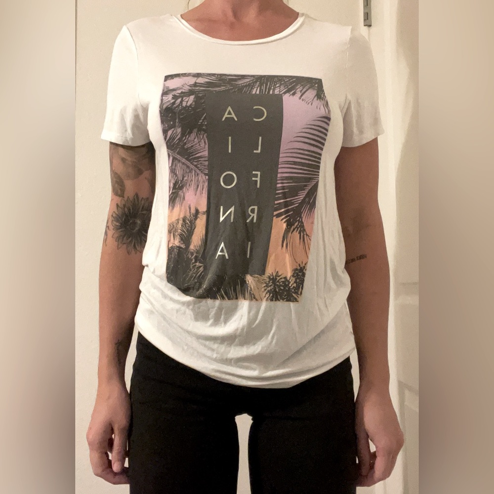 American Eagle California white tee. Soft and sexy. Size S